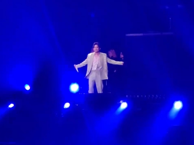 苏醒演唱会活该彩带颜色昨晚在苏醒演唱会上听到《活该》，彩带漫天飞舞，心里满满的都