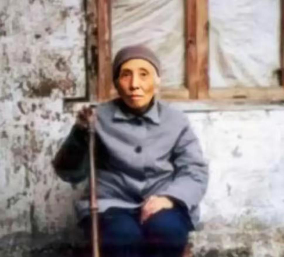 这是大地主刘文彩的五姨太王玉清，万万没想到她竟活到了2003年，享年92岁，正因