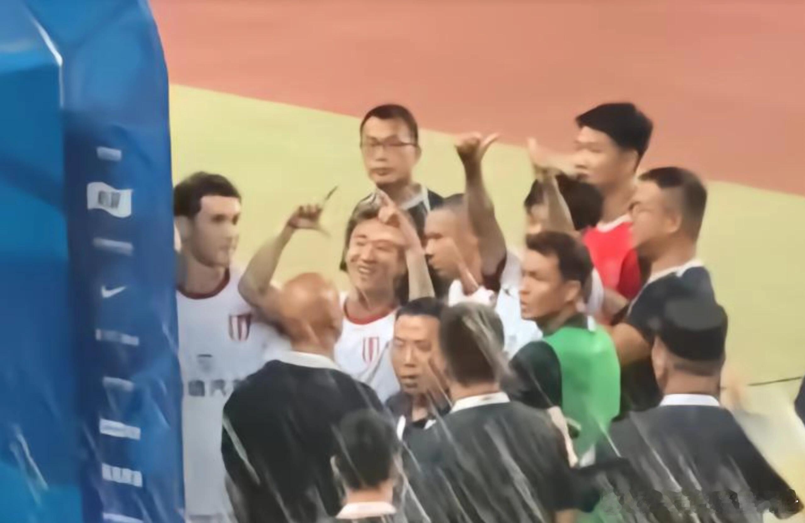 足球[超话]韦世豪赛后采访喝倒彩主场球迷嘘声不停，韦世豪赛后坦言心里挺难受。球员