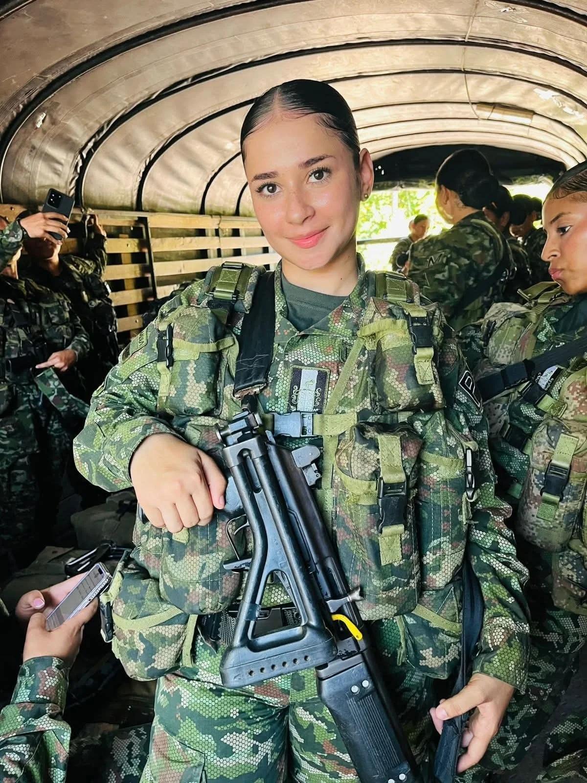 哥伦比亚陆军女兵手持加利尔步枪