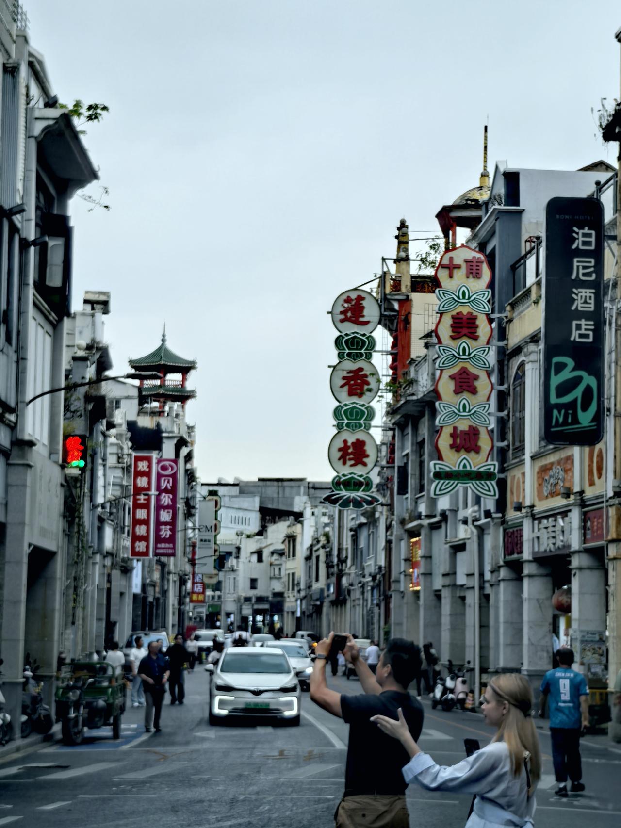 广州上下九步行街位于荔湾区西关，由上九路（东段）、下九路（中段）和第十甫路（西段