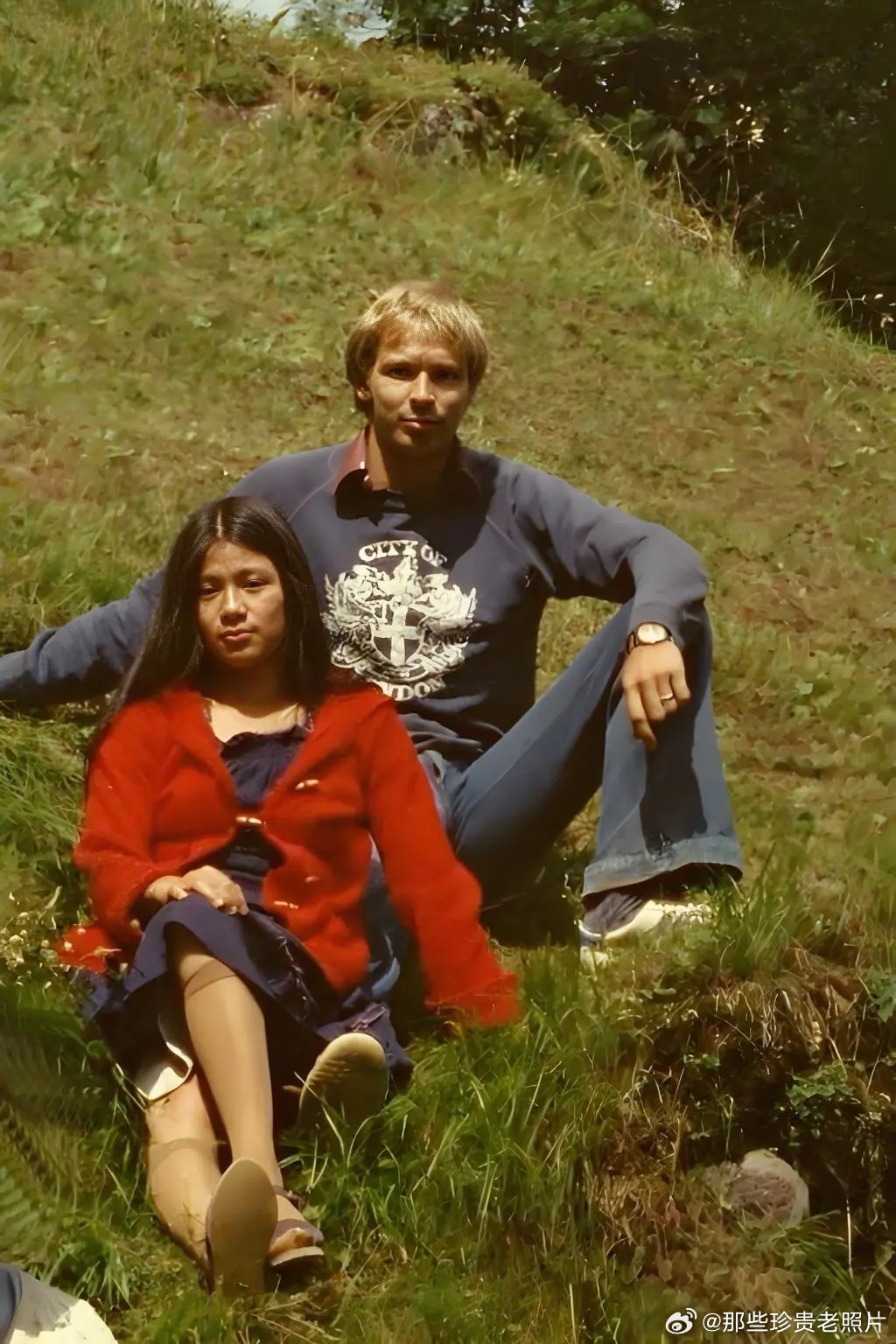 1976年，17岁的翁美玲在剑桥艺术科学学院的食堂与Rob相识，两人从聊天开始，