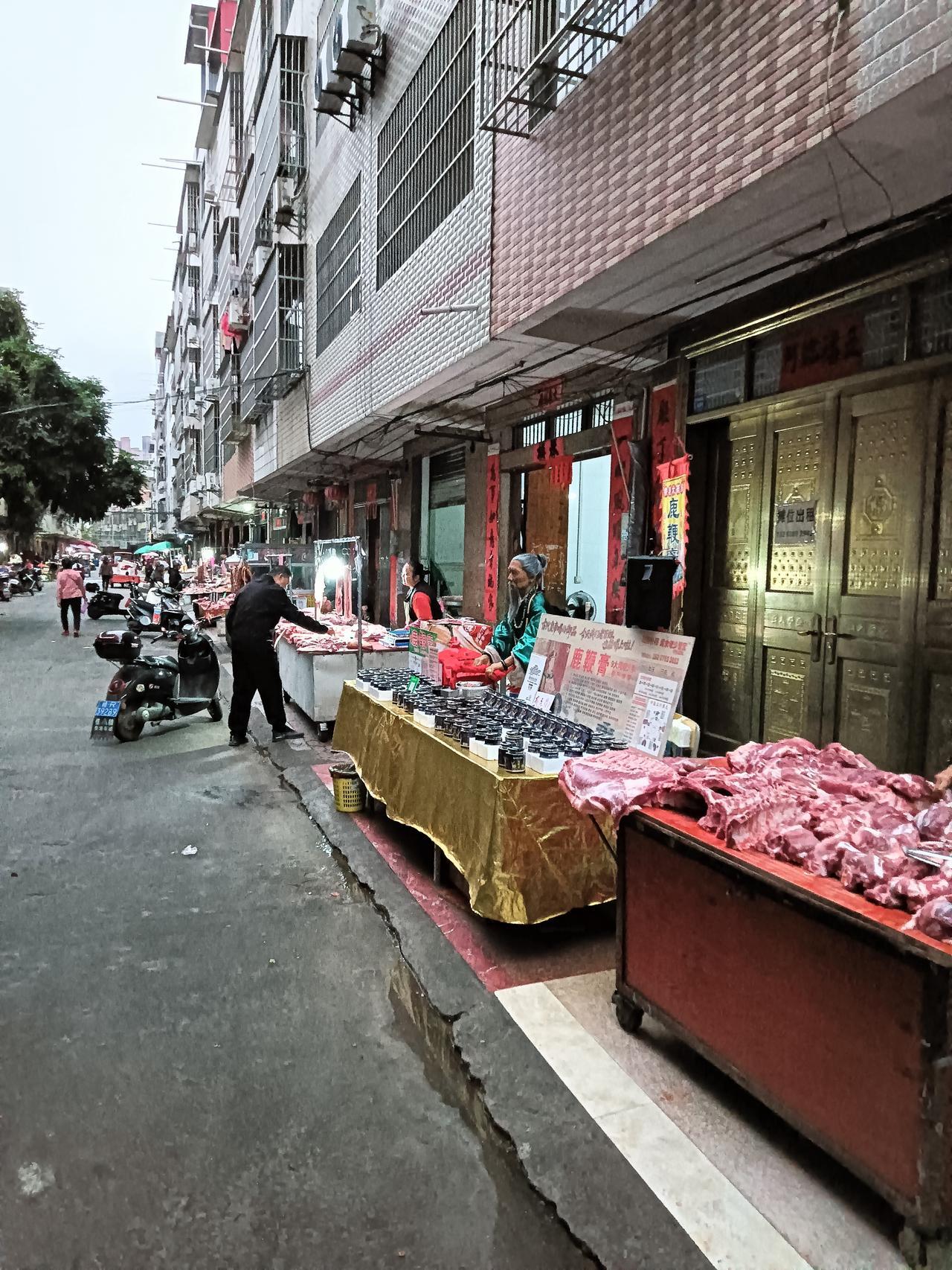 早晨经过贵港市港北区牛岭市场所见摆摊的还真不少，听闻牛岭市场果蔬肉品糕点等特产也