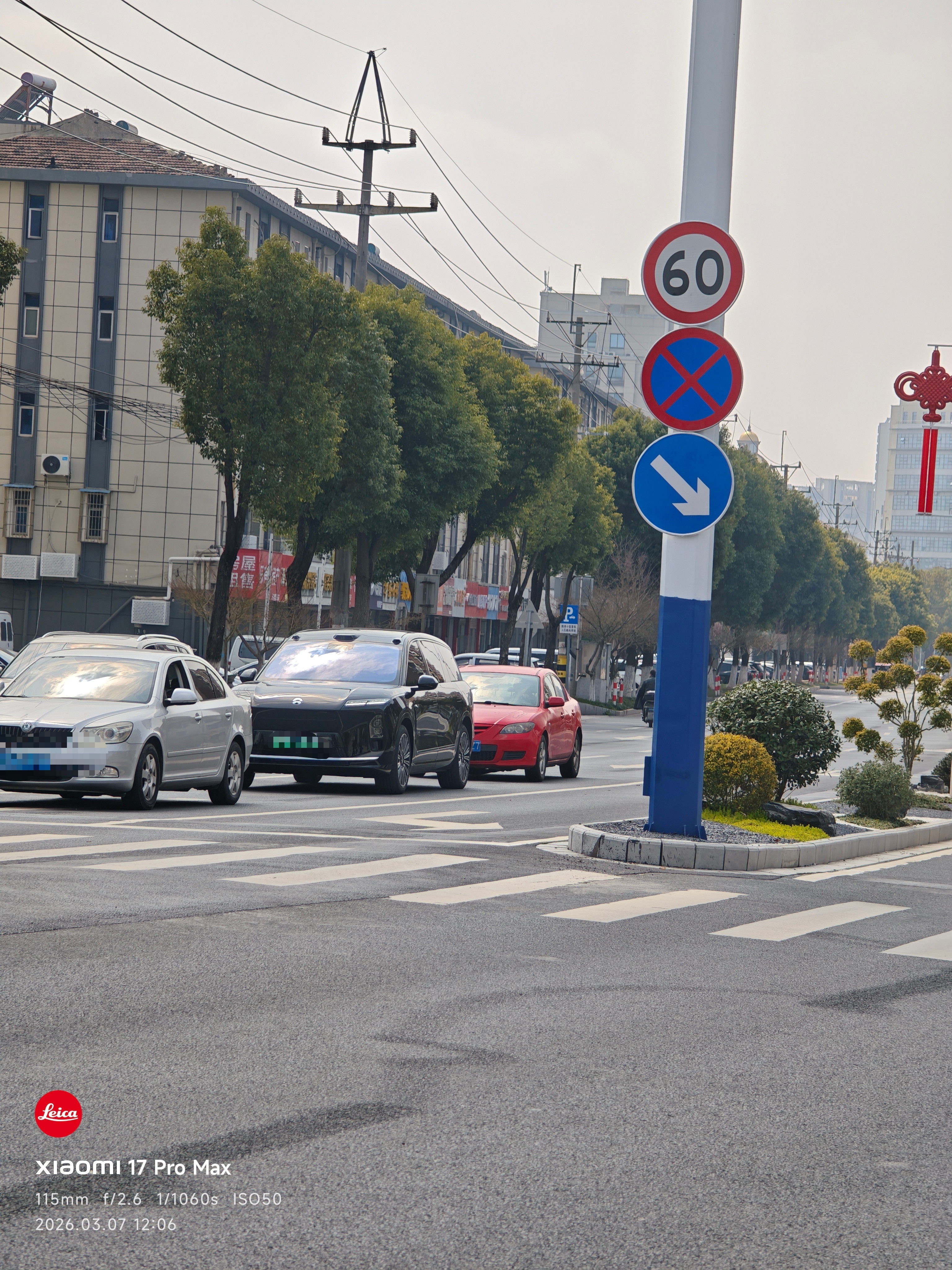 偶遇蔚来全新es8 ，想起来有位朋友之前可能好像是马自达6？有了娃，说东西放不下