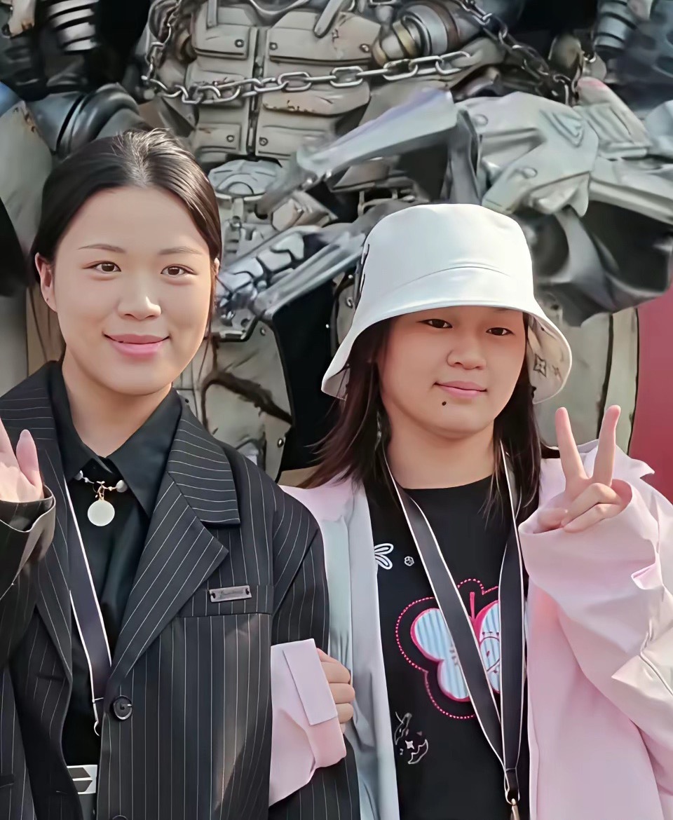 全红婵现身北京环球影城，这次没有戴口罩，还在环球影城跳起舞来了，感觉她现在放开了