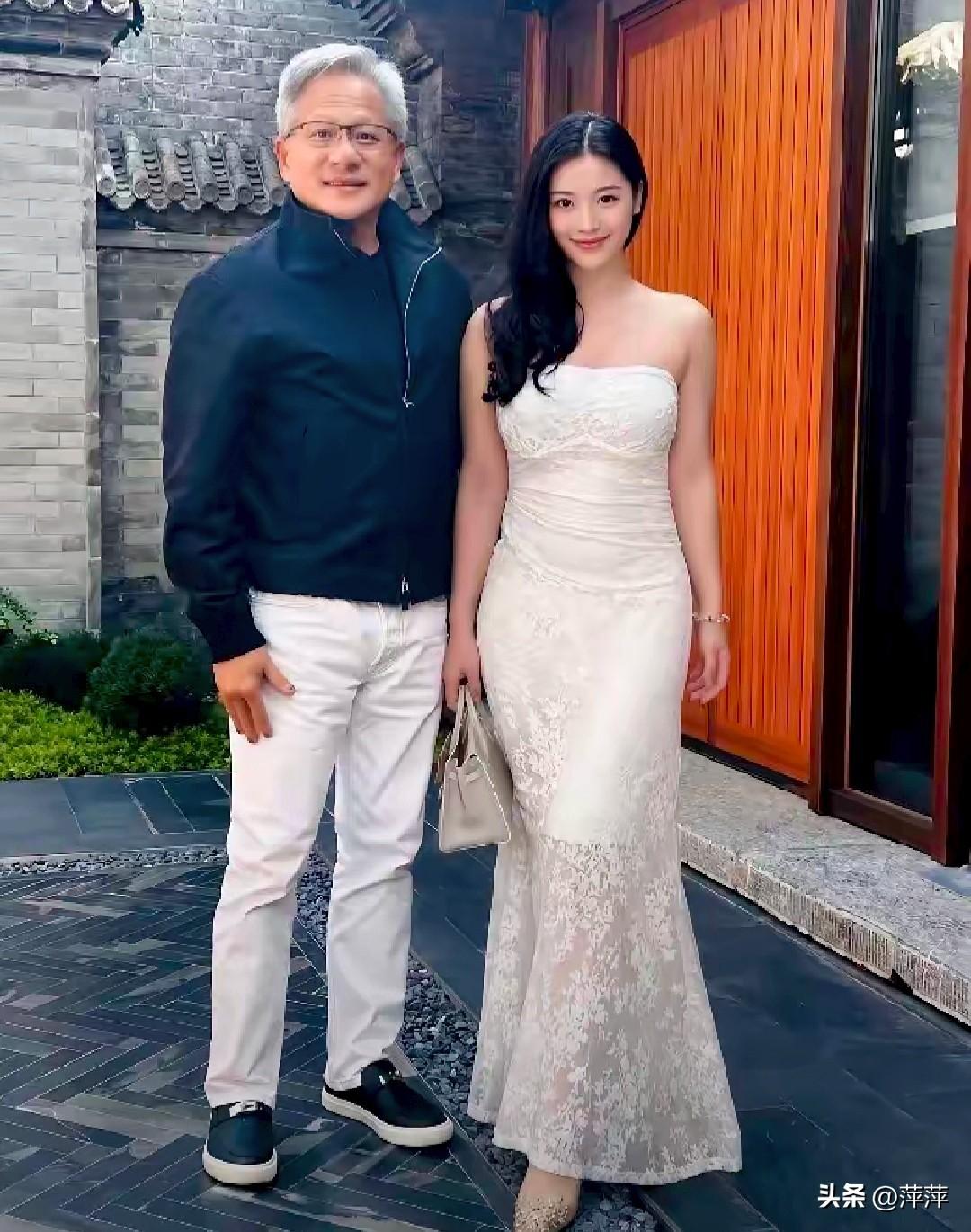 英伟达CEO黄仁勋最现身古雅中式庭院。他穿搭简约干练，身旁美女一袭白裙温婉大方，