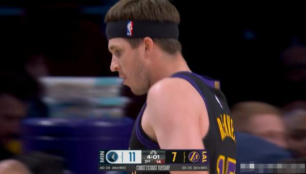 湖人三当家里弗斯真是一个大笑话！在今天湖人主场迎战森林狼的比赛中，目前双方半场战