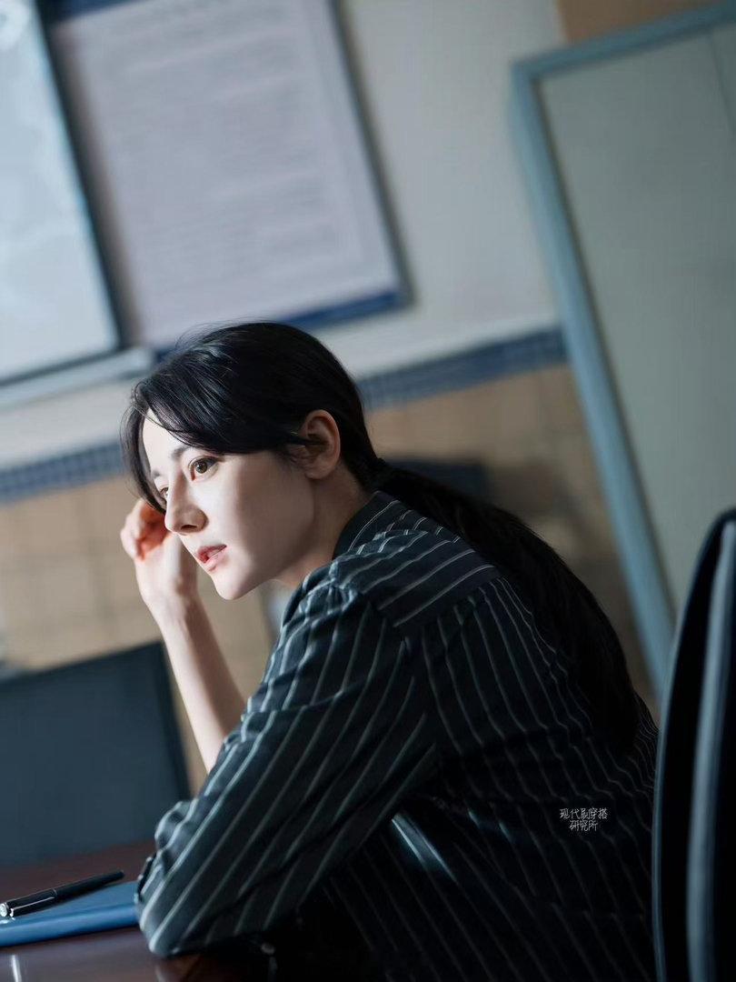 金鹰奖投票用了迪丽热巴全名 九字全名迪丽热巴·迪力木拉提整整齐齐码在金鹰页面上，