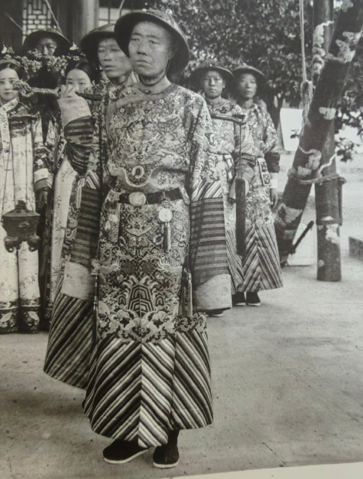 清朝这服饰审美，管你好看不好看，先给我把各种元素绣满。马蹄袖子，古代说的那个牛蹄