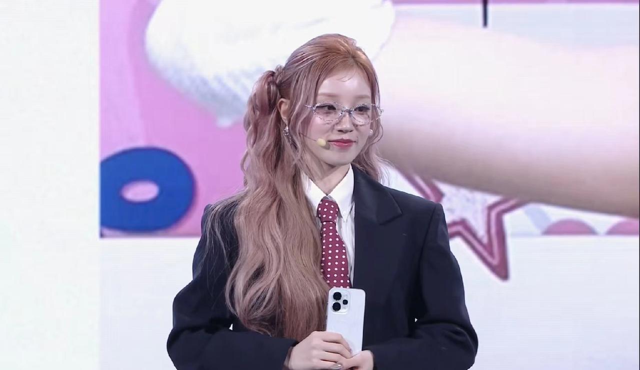 看OPPO新手机发布会，居然有宋雨琦介绍的部分。解说的真好！
OPPO史上最成功