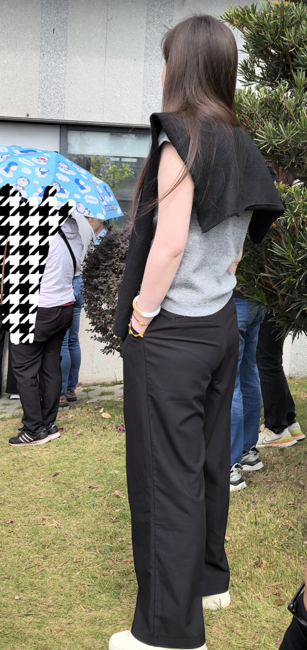 11月22日报道，好久没和老公一起去接娃了，今天难得出动了一次。[黑线]
难得和