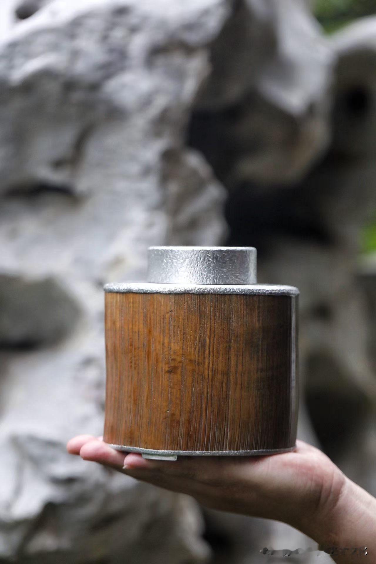 这件茶仓，其实不只是器物，更像一段被时间包裹的气息。

猛犸原皮的质感，有一种温