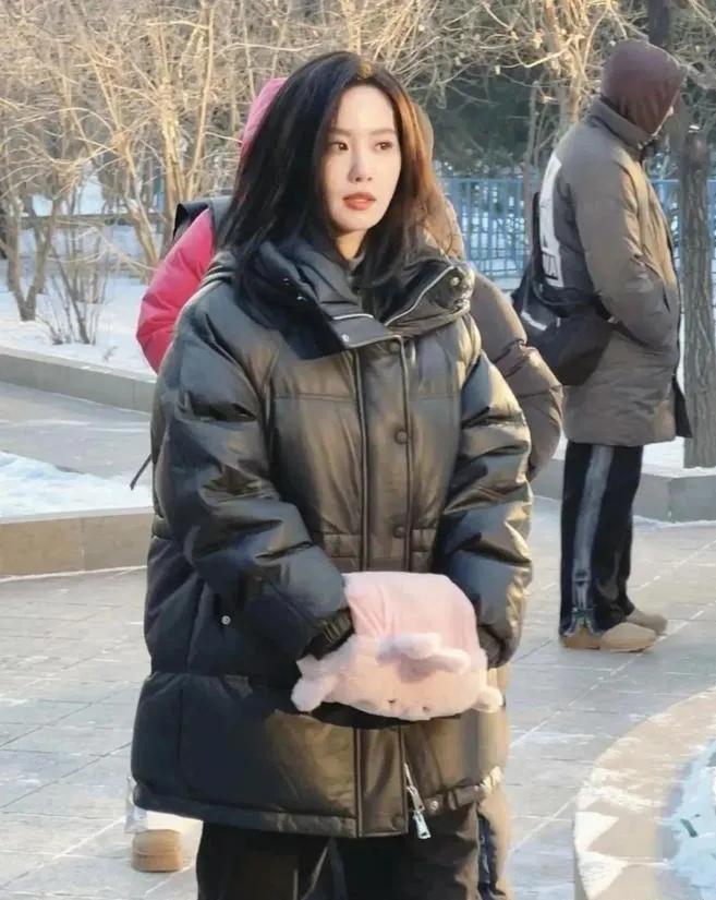刘诗诗把羽绒服穿成了高级感模板！
 
一件黑色羽绒服，内搭简约的灰色高领衫，再配