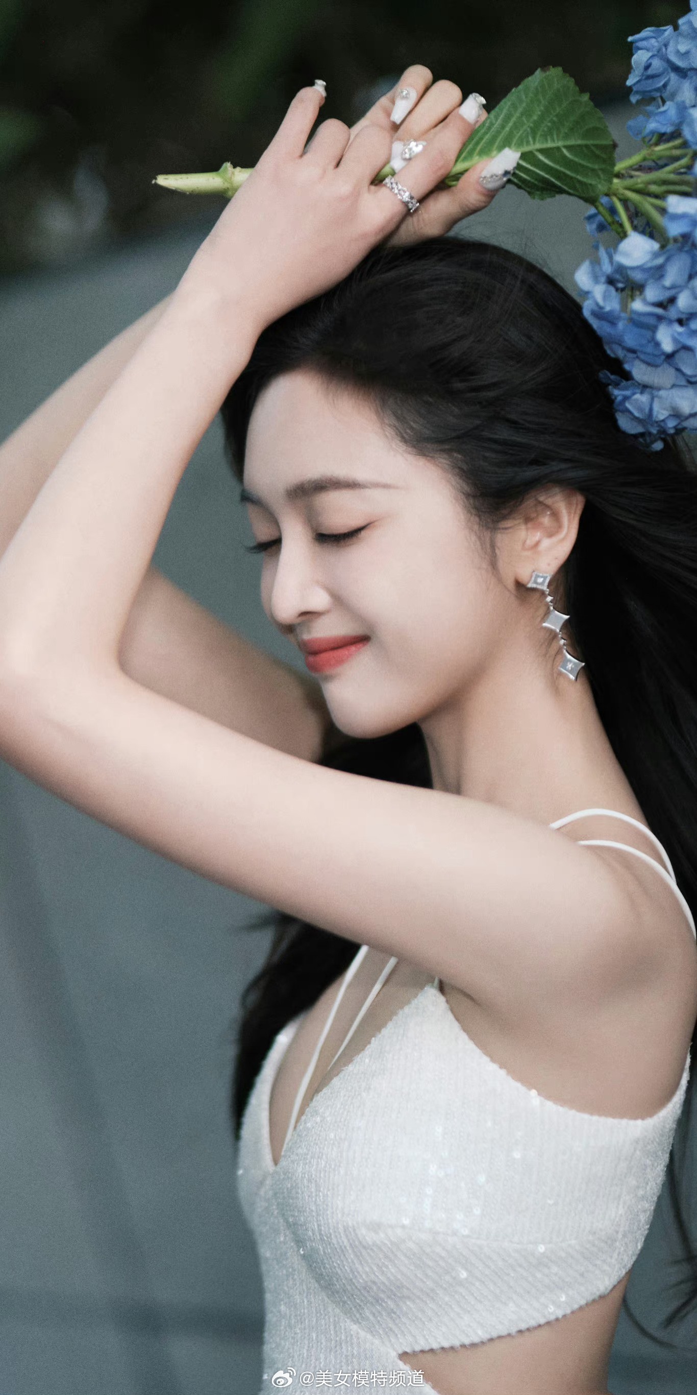 吴宣仪白色吊带裙 