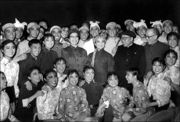 霜风渐欲作重阳，熠熠溪边野菊香 ​​​