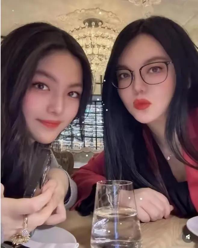 原来这就是豪门的日常啊！最近，李湘带着女儿王诗龄参加了一场盛大的贵妇聚会。只见王