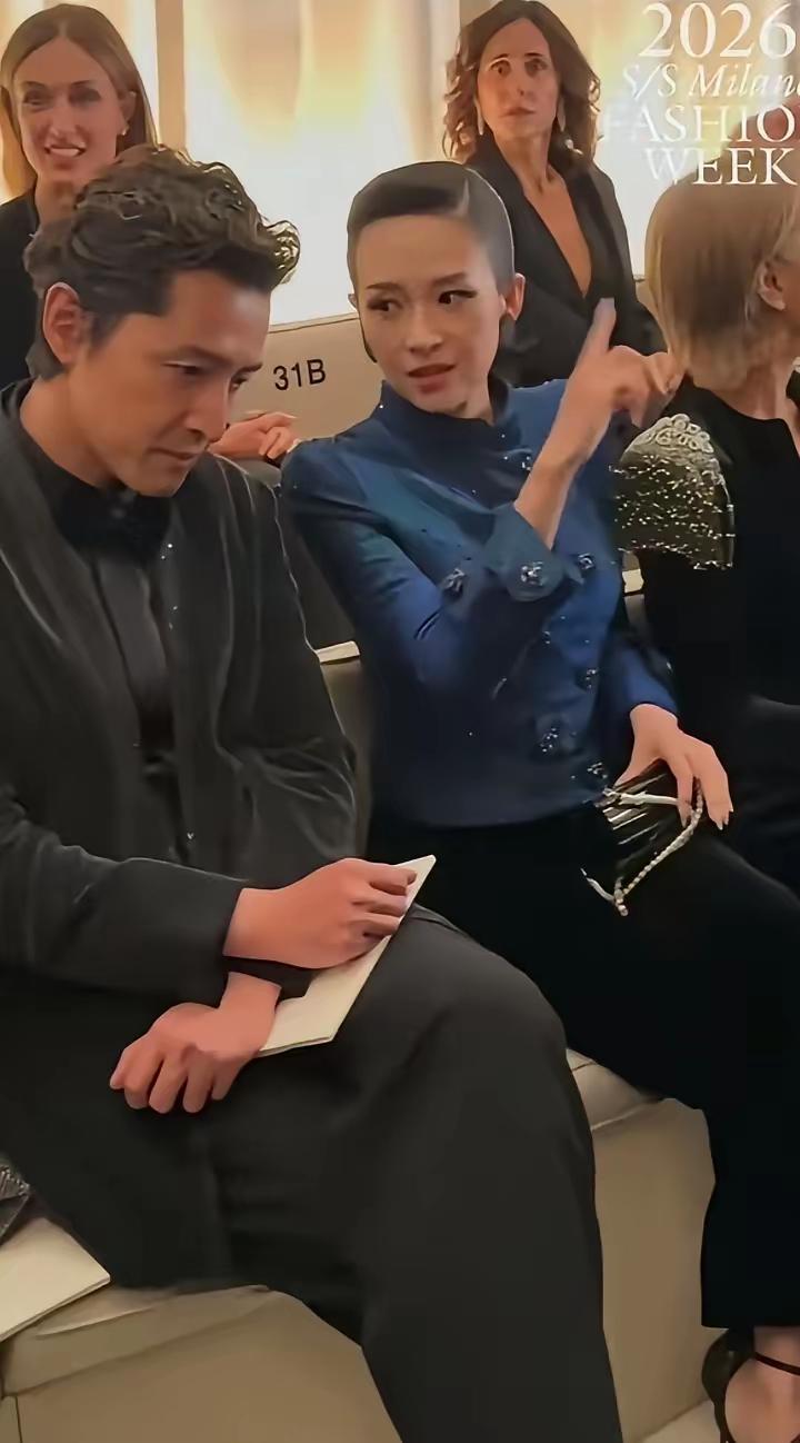 章子怡米兰时装周造型翻车！“马蜂窝头”太拉胯，被胡歌衬成“随从”？
 
我敢肯定