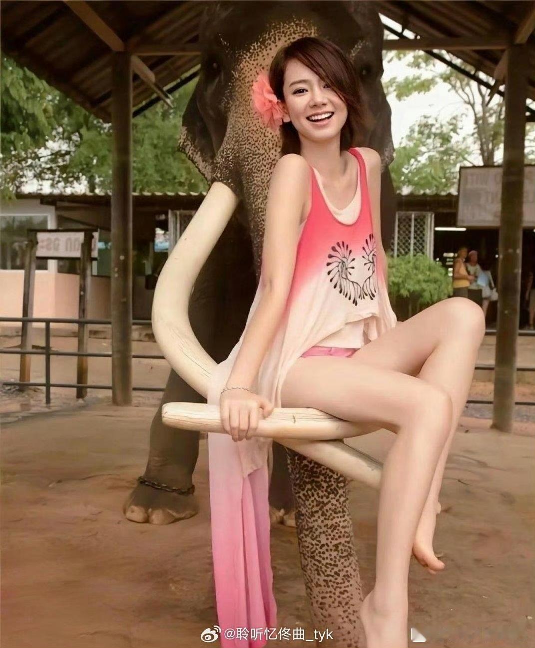 戚薇年轻时是真的嫩，笑容太有感染力了 