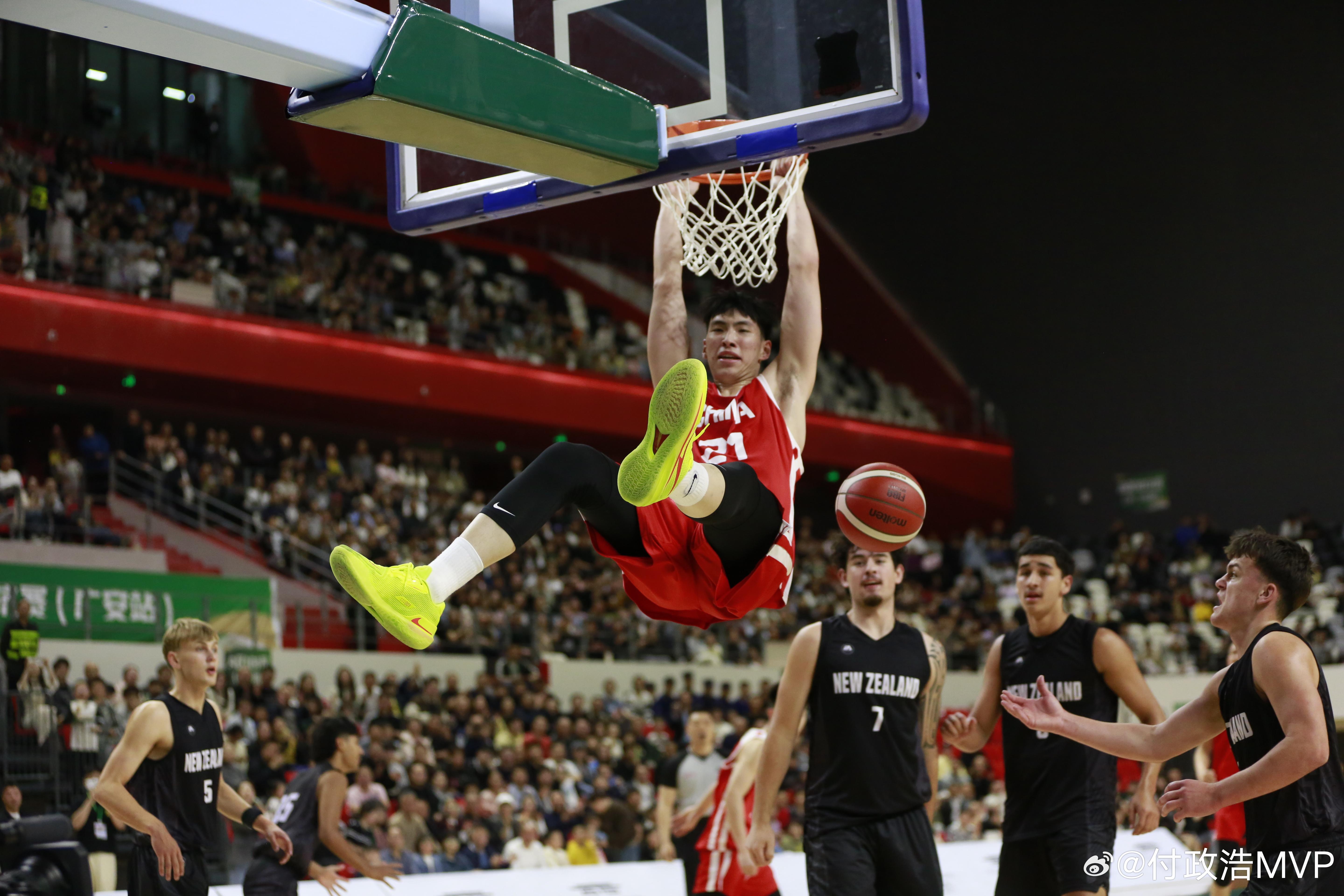 媒体人：李俊贤砍下15分，他内线的强攻和策应成为赢球关键