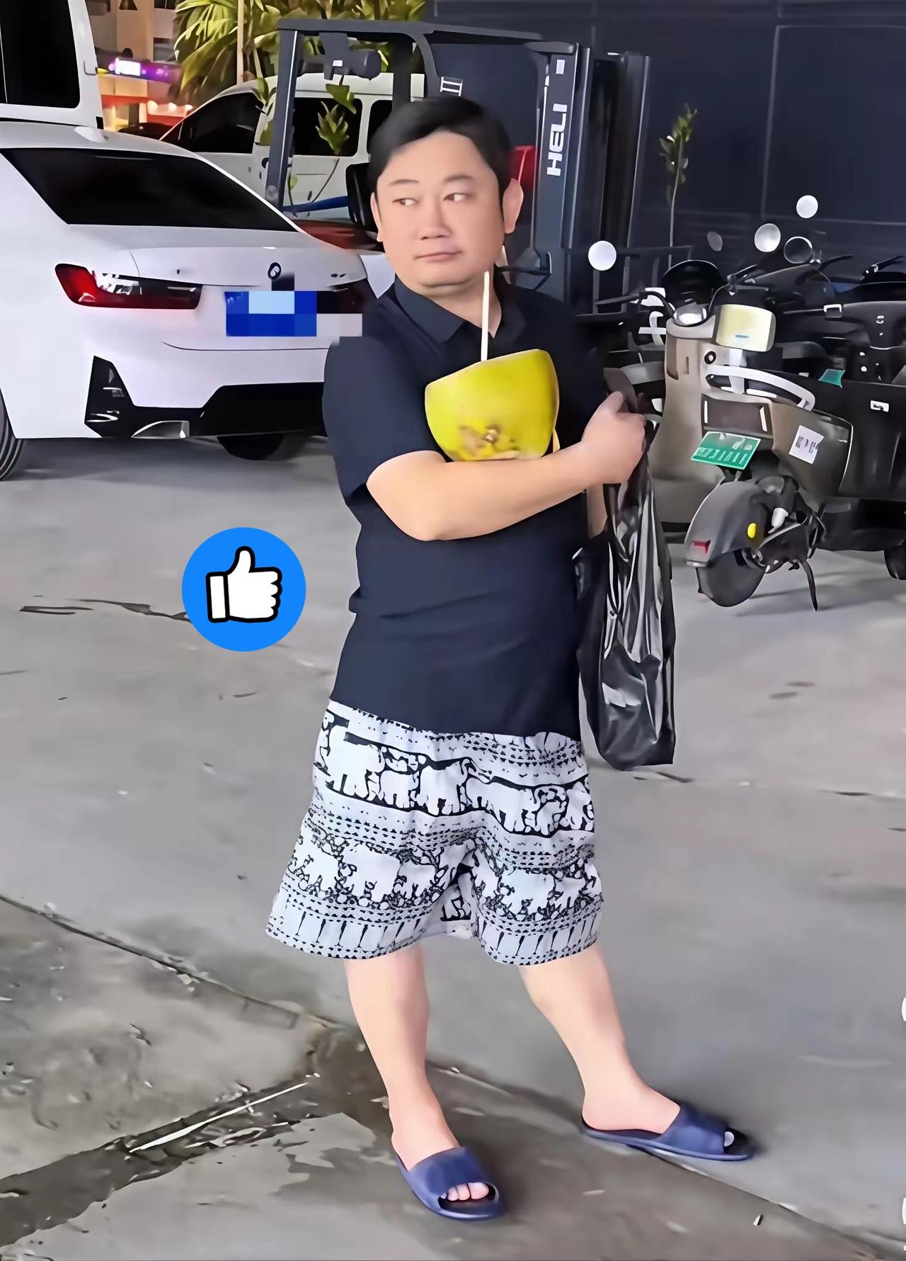 网友给张雪提建议：
买身像样的衣服，
弄个好看的发型。别老穿着工服、T恤，头发乱