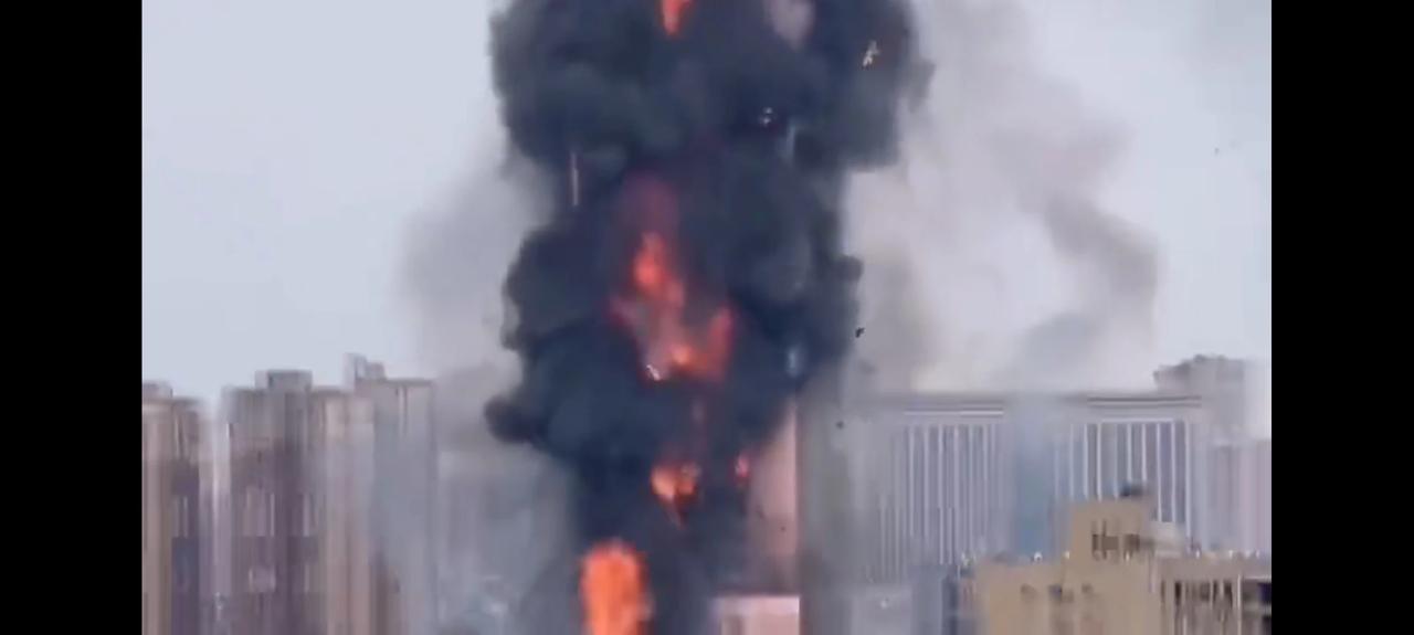 把长沙电信大楼起火的画面也剪进来了[尬笑][尬笑]，网上的真是假！