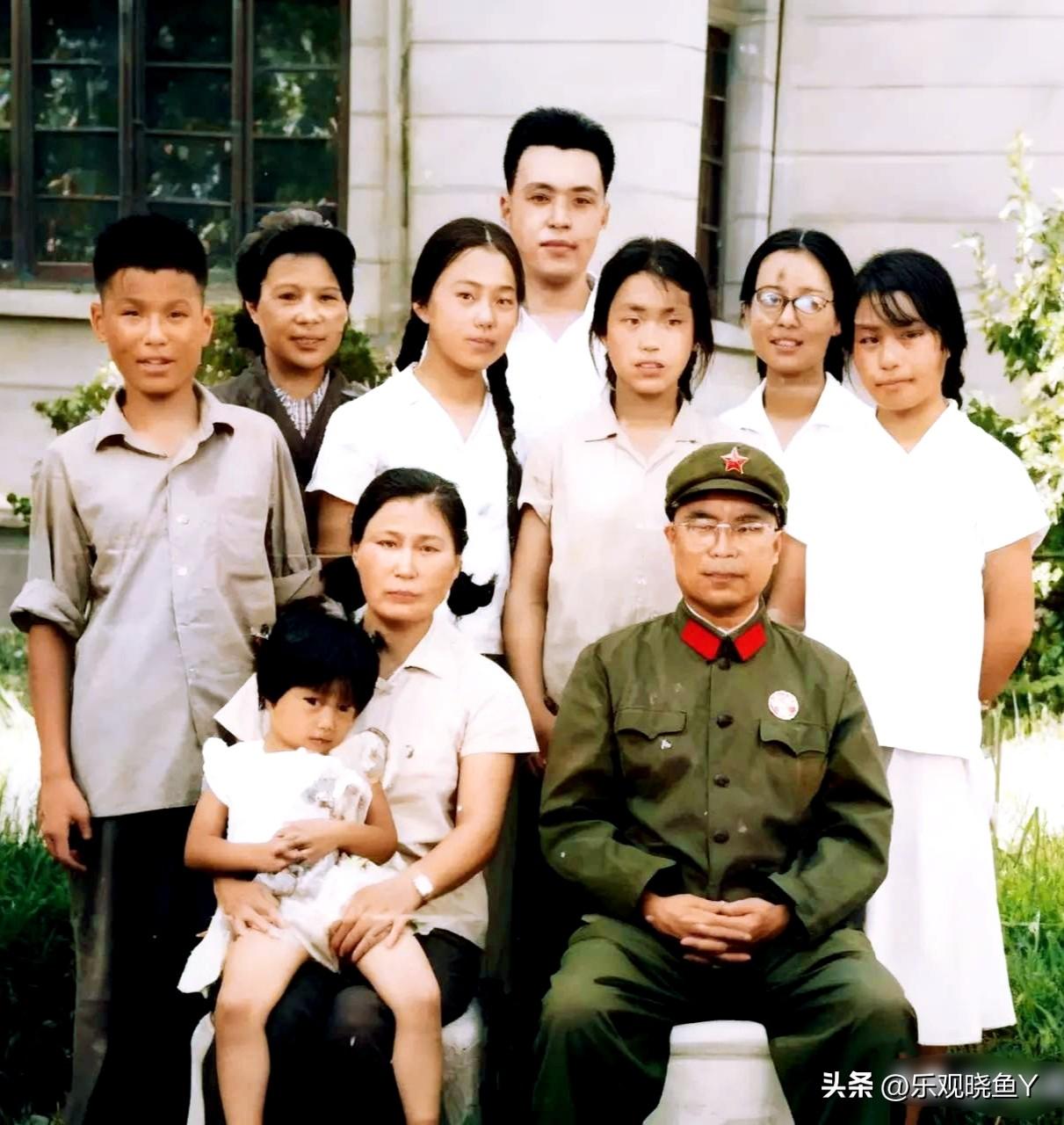 一九七二年，南京，王近山将军与小二十岁的第二任妻子及子女们的珍贵合影。真是惊艳了