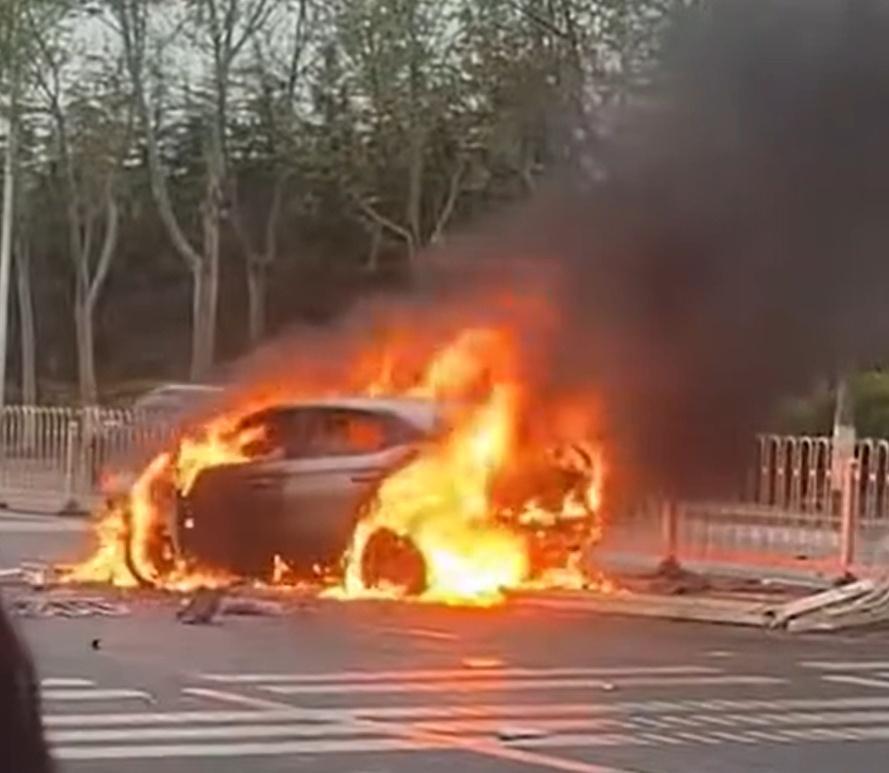 【24岁小伙徒手拽门救出被困女子】女司机撞护栏被救后车辆烧成空架 4月8日，山东