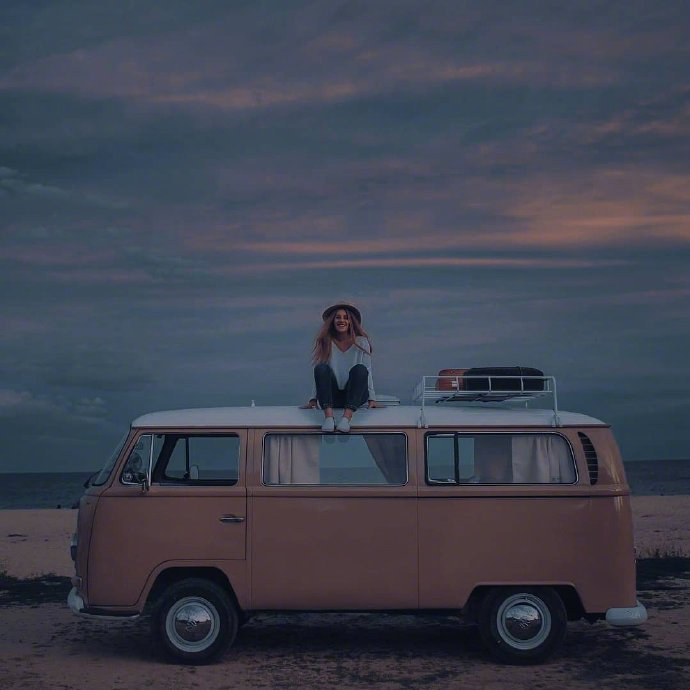 小时候也是同一个我，用一个下午的时间看蚂蚁搬家，等石头开花，小时候不期待结果，小