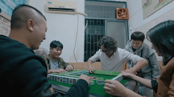 #许知远打麻将诈胡也是胡##许知远在长沙街头落荒而逃# 深夜里，和朋友们围坐一桌