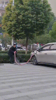 老司机就是不一样，管它是油车还是电车，节俭的传统不能丢，这段画面直接把人看乐了！