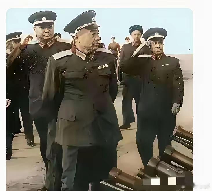 从彭总与陈、粟两位大将一同视察部队的那张照片中不难发现，无论时光如何流转，彭总始