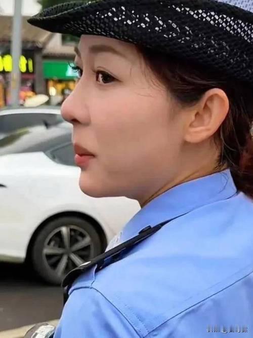 近期，北京西城交通支队女子铁骑队员张钰因撞脸演员杨紫走红网络。26岁的她值守鼓楼