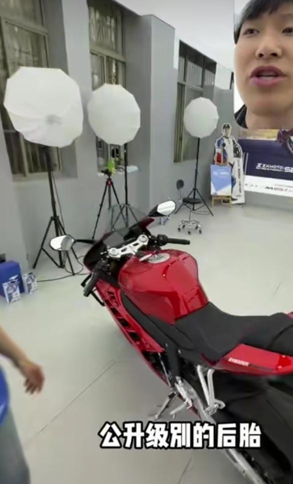 一位博主订购张雪冠军820机车，裸车43800元，加上各项税费总计几千元，而上海