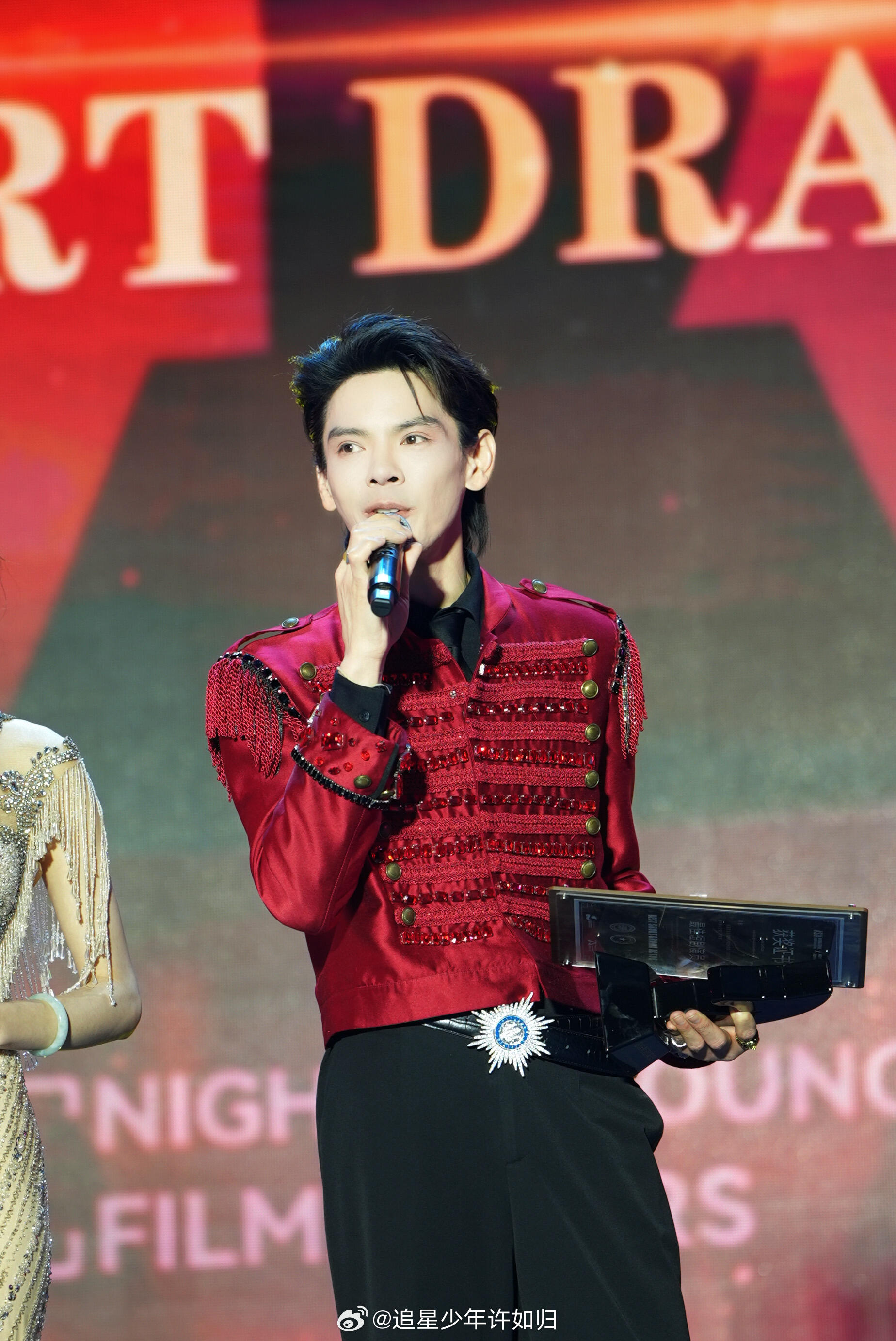 向佐说他不是一个爆料博主向佐说的私改剧本演员不是盛一伦 向佐本来是想聊行业乱象，
