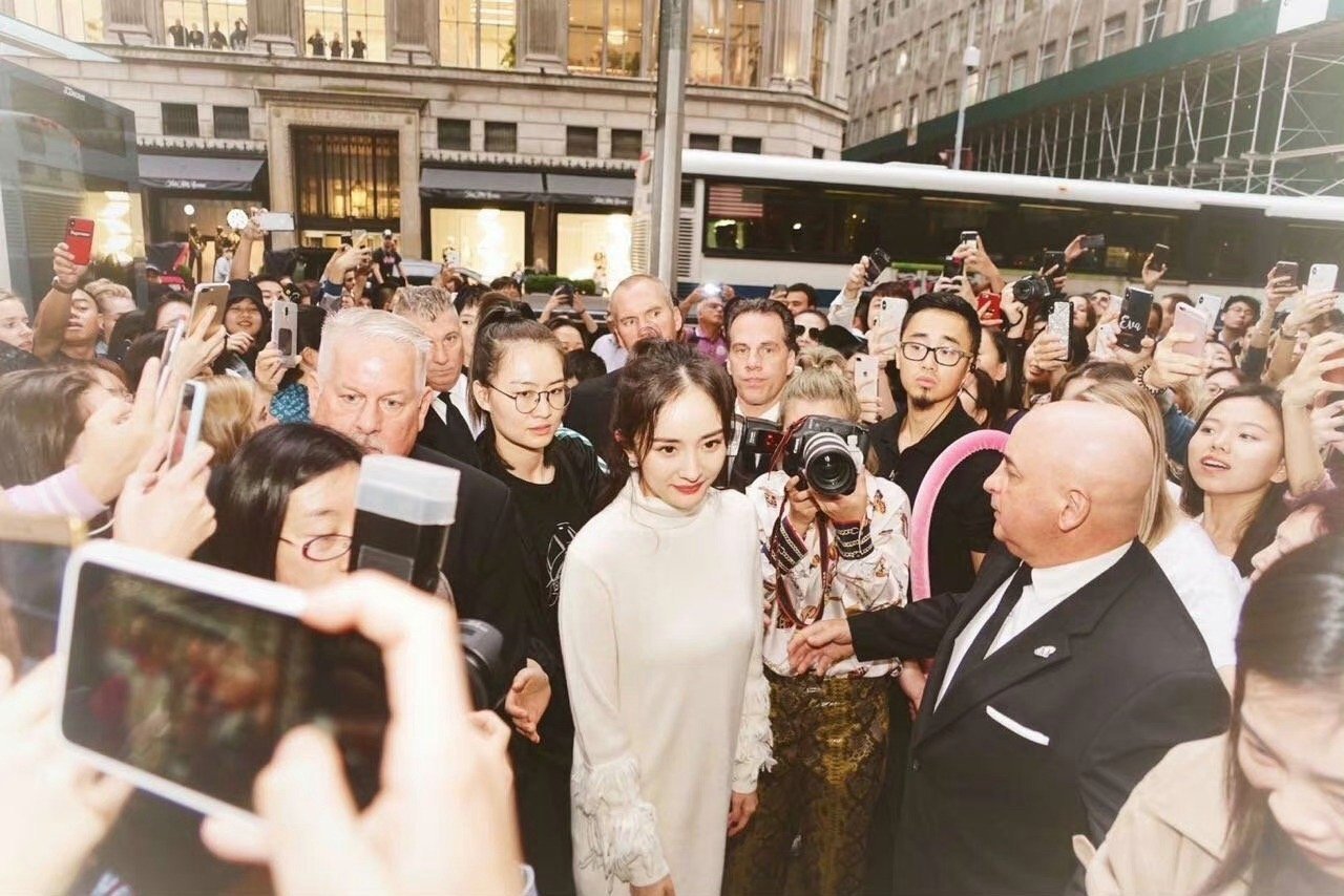 杨幂 人群中万众瞩目的焦点！你在哪，聚光灯就在哪📸！现役最强星光女✨