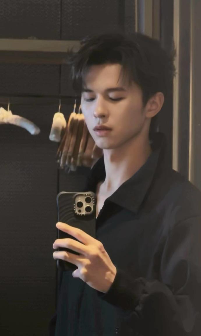 #何浩楠全黑look自拍##何浩楠无袖黑T# 何浩楠以全黑造型亮相，无袖黑T彰显