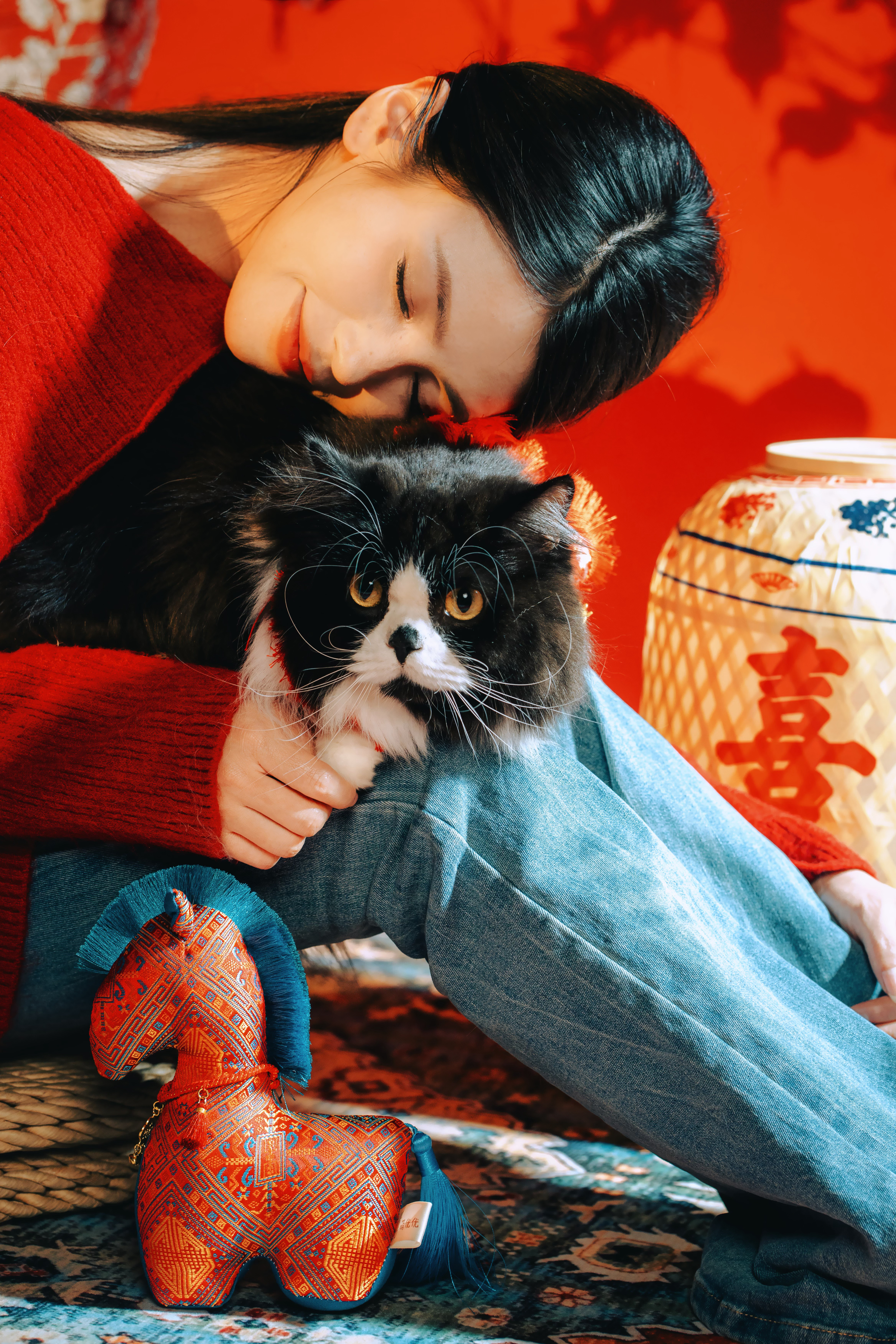 新年摸猫头 万事不用愁新年摸猫背 大富又大贵新年摸猫尾 顺风又顺水牛牛祝大家新年