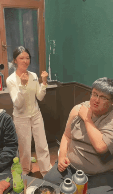 看着气势汹汹气场拉满，结果挥出去的拳头全打空了，一下都没碰着。