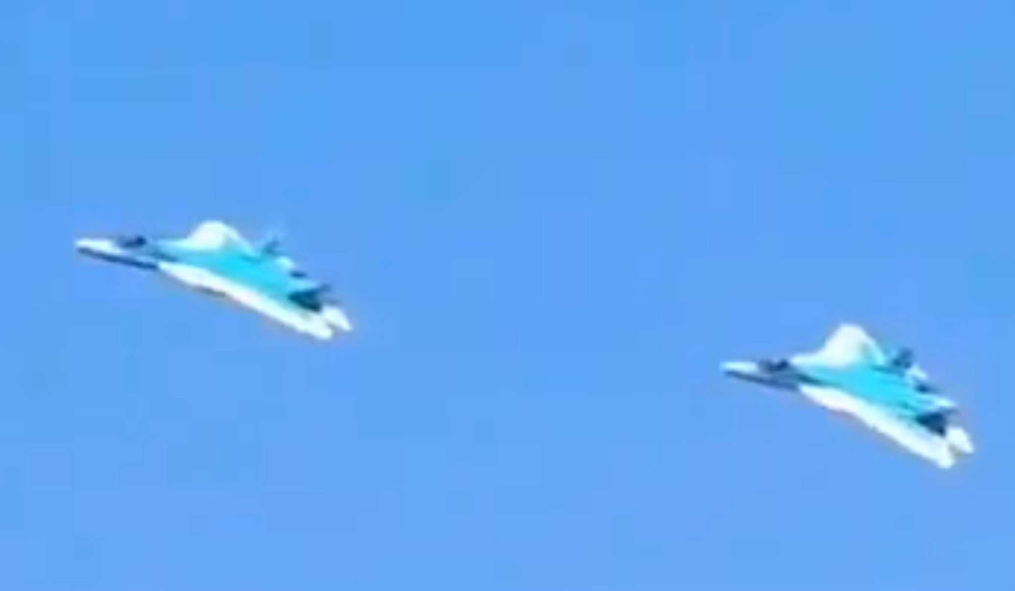 阿尔及利亚老乡蹲守拍摄到了更多Su-57E的画面，这次勉强能看到机背涂装了。可能