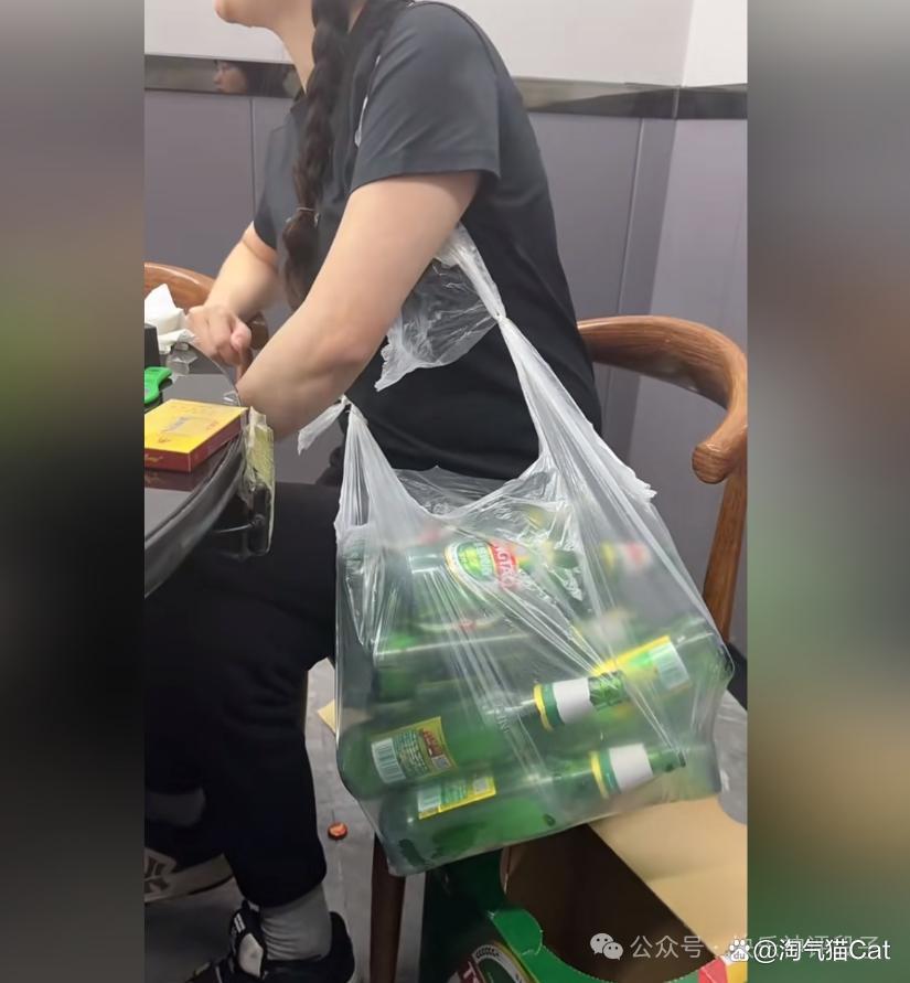 兄弟：别给我扯这么多，我喝的我背着，你比我少喝两瓶，不信数瓶子! 