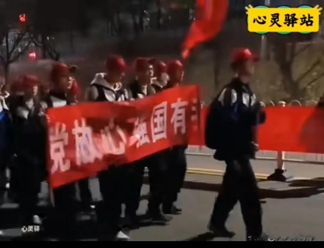 革命情怀与光荣传统是我们民族弥足珍贵的财富，必须持续不断地将其发扬光大。就拿南方