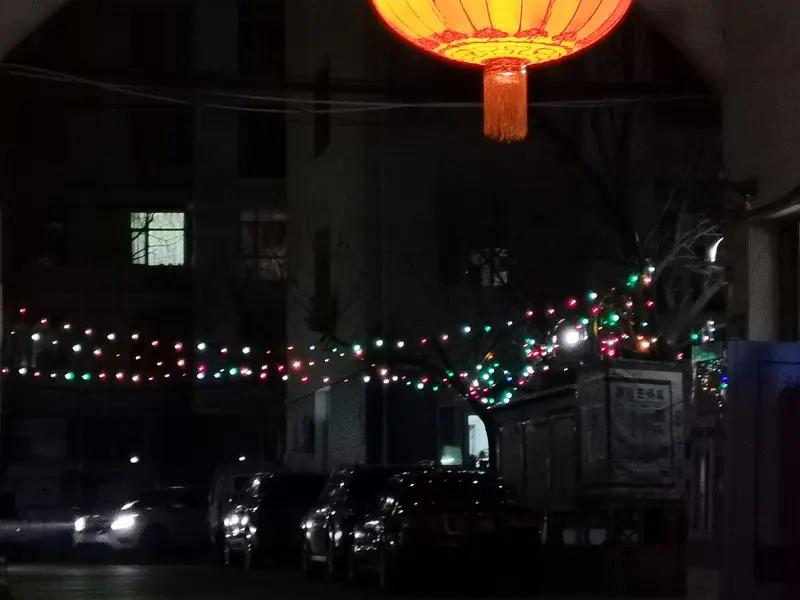 看到“张灯结彩送旧岁”这句上联，瞬间来了兴致。这上联营造出热闹喜庆送别旧年的氛围