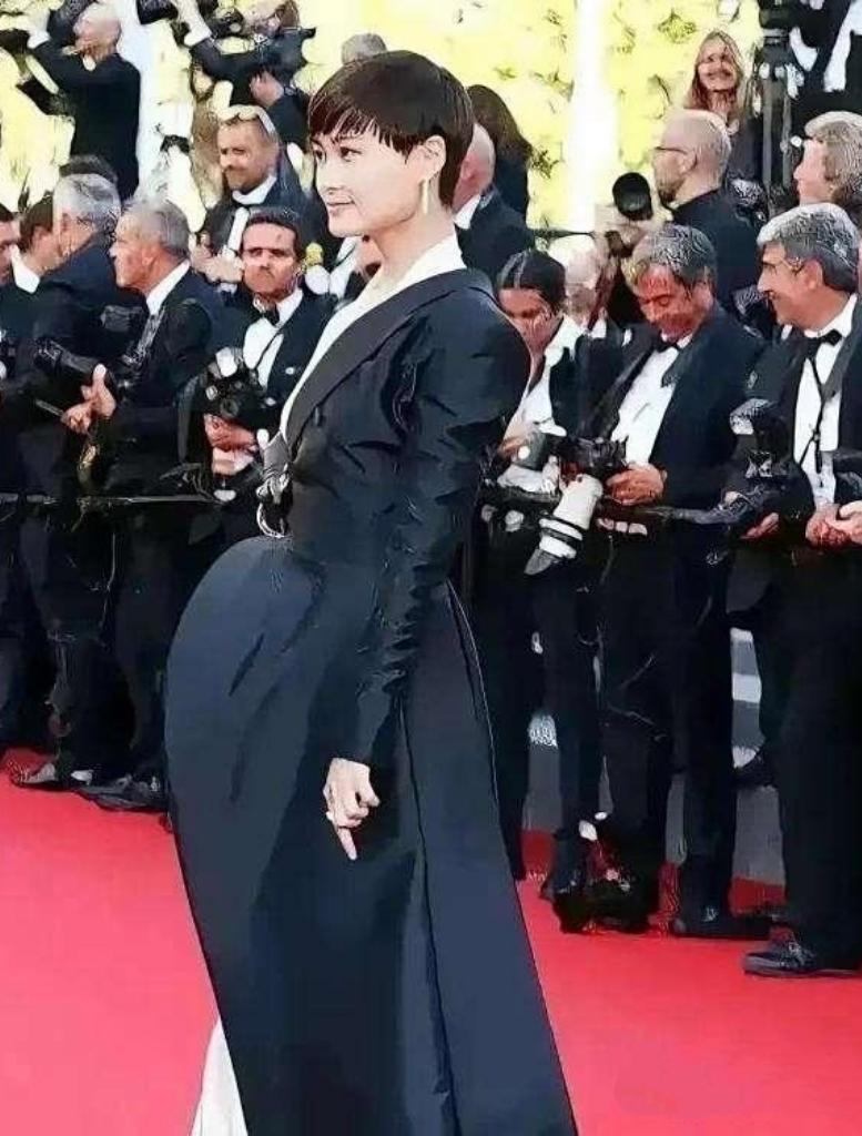 哈哈，瞧，李宇春这装造也太翻车了吧？明明身材平板，腹部却突然隆起，乍一看，就像是