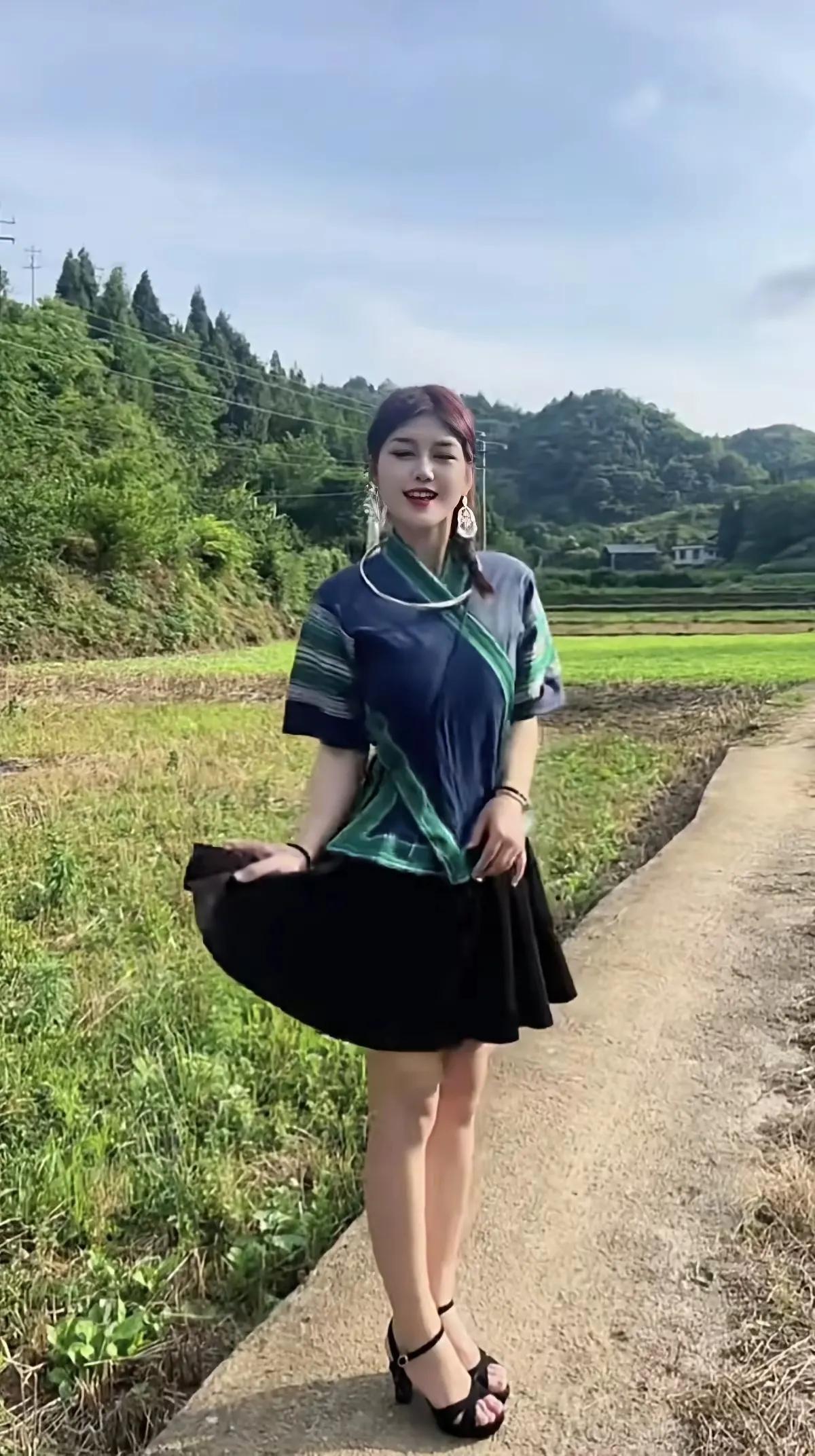 美丽的姑娘站村口
送郎送得泪水哗哗流
一等又是四季过
再来村口接哥哥（老公）