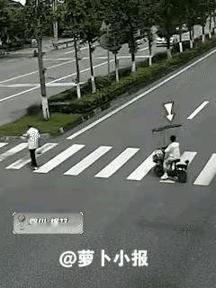 把自己的生命交给别人手里是非常不明智的选择，这不，面对滚滚车流，虽然在斑马线上，