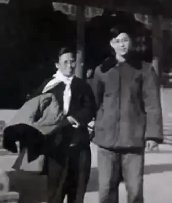 特务头子庄祖方抱着共产党逃犯留下的婴儿，哼客家小曲哄睡。注意，不是演，不是装，是