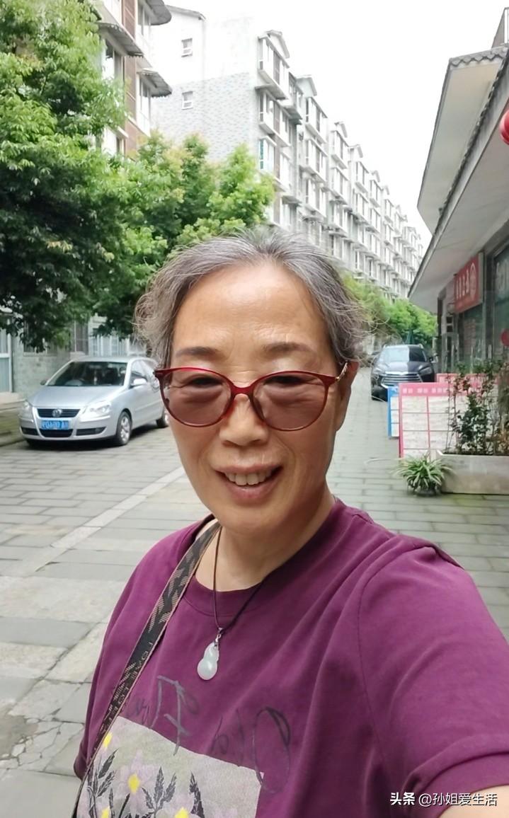 又见农家小院的炊烟
许久未曾瞧见农家小院的炊烟了。正对我家的那座小院修缮后，改用