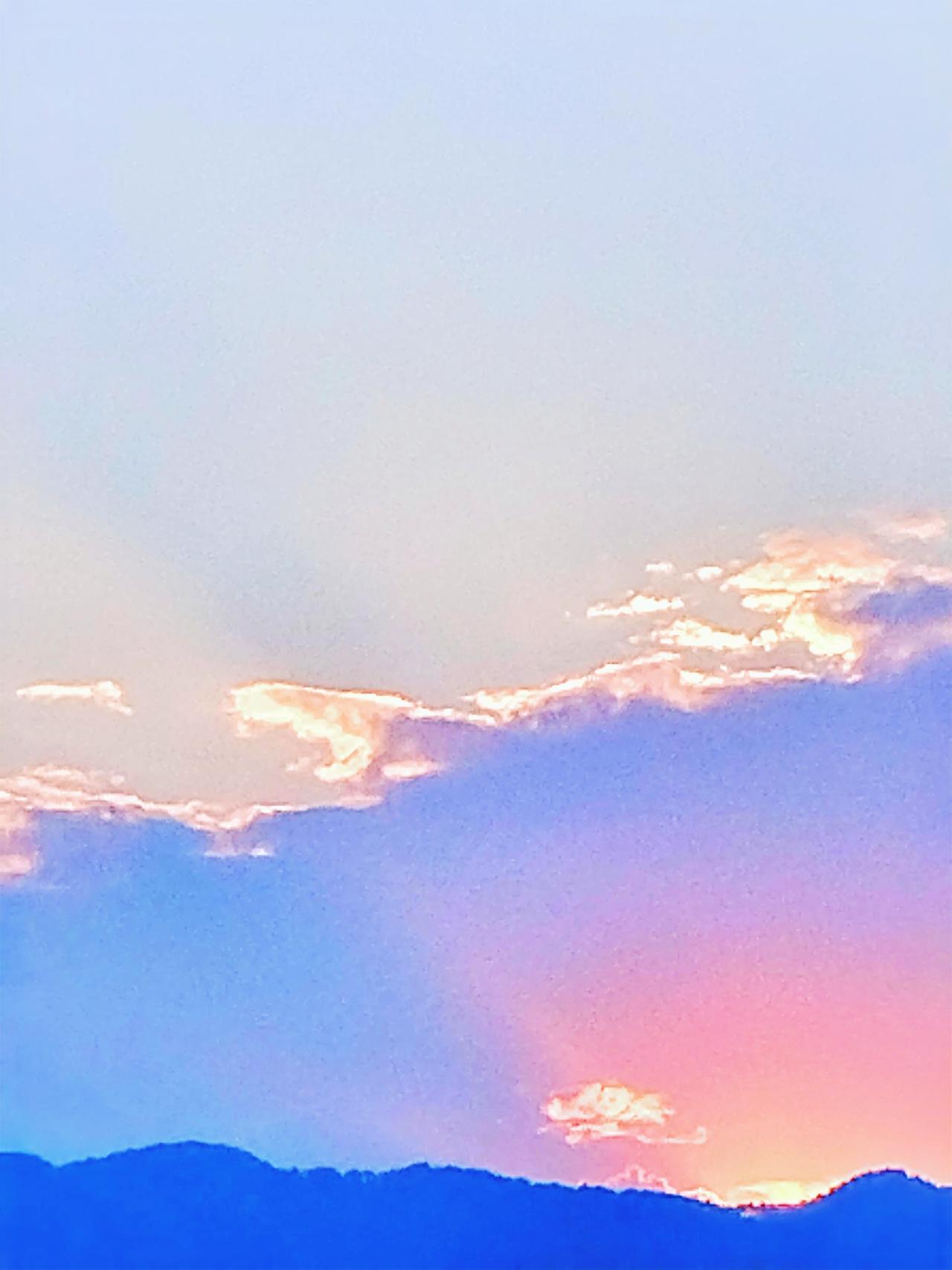 夕阳西下，云海翻涌，美不胜收。