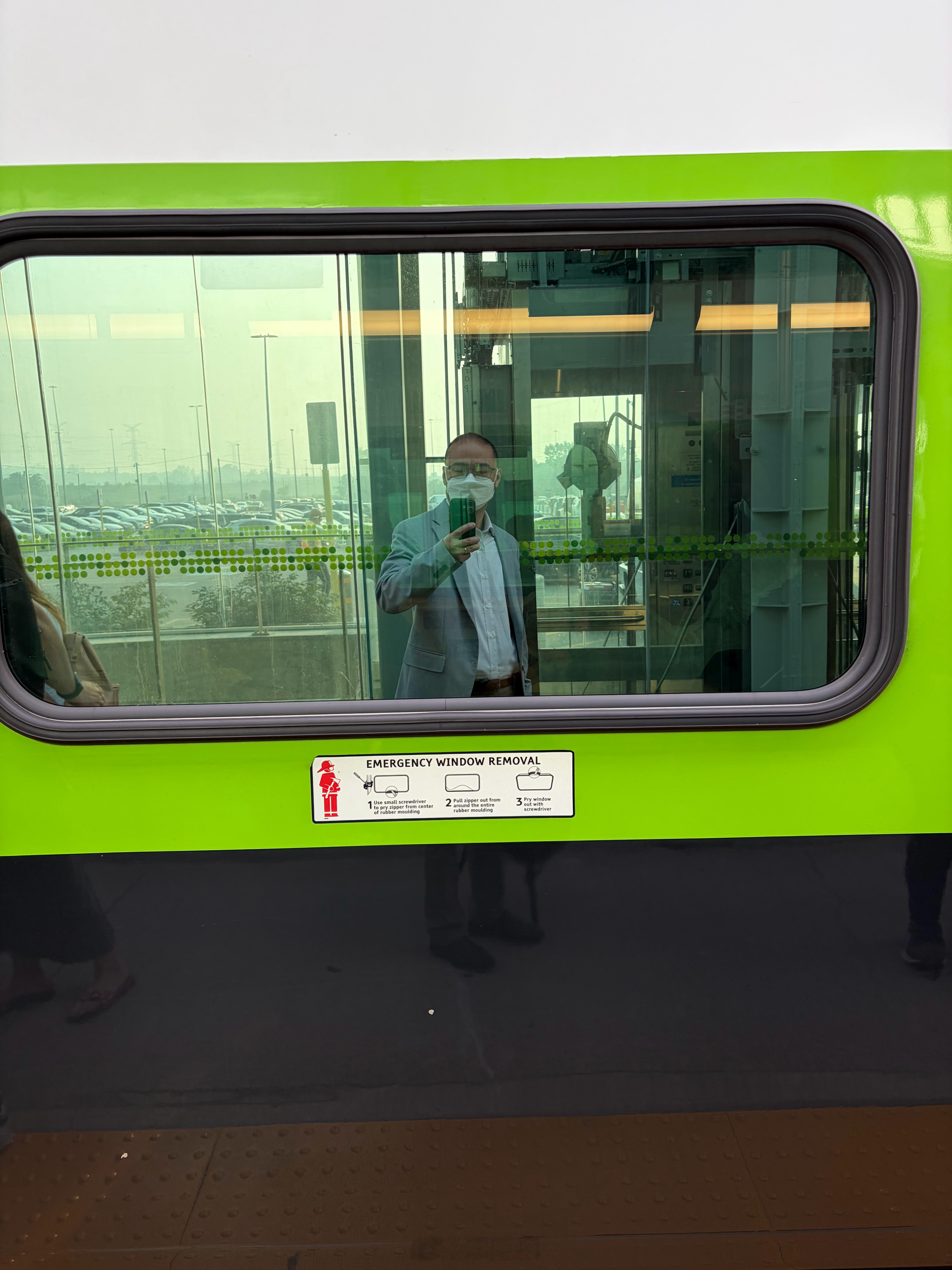 重新戴上N95 