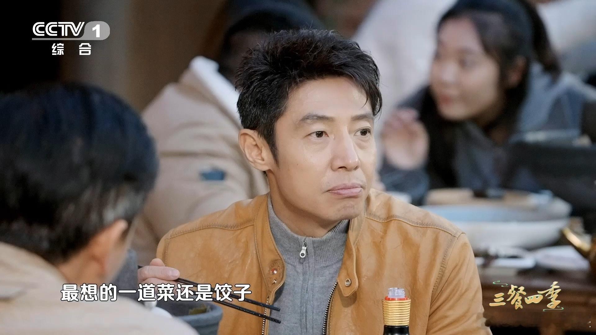 燃面师傅甩干面条又快又帅  品尝宜宾燃面，领略师傅甩干面条的又快又帅之风采。 